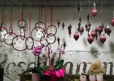 Weihnachtskugeln und Orchideen, Blumen Rosenhammer Oetz