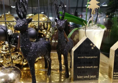 Glitzernde Hirsche in Schwarz und Gold, Blumen Rosenhammer Oetz