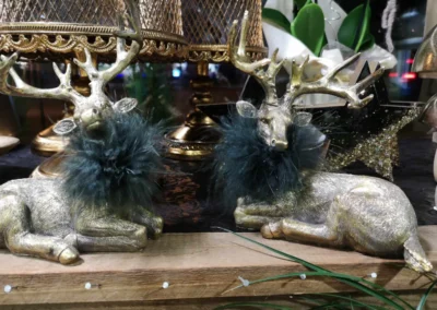 Silberne Hirsche mit Federschmuck, Blumen Rosenhammer Oetz