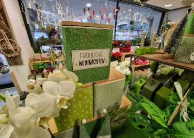 Weihnachtliche Dekoration in Grün, Blumen Rosenhammer Oetz