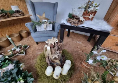 Winterliche Dekoration mit Sessel, Blumen Rosenhammer Oetz