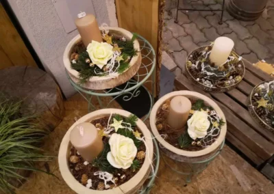 Kerzengestecke mit weißen Rosen, Blumen Rosenhammer Oetz