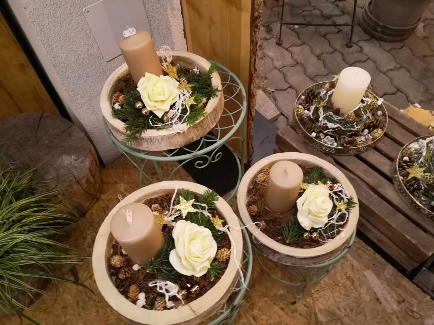 Kerzengestecke mit weißen Rosen, Blumen Rosenhammer Oetz