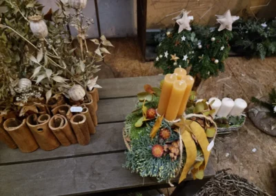 Adventsgesteck mit Kerzen und Zapfen, Blumen Rosenhammer Oetz