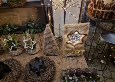 Sterne, Naturkränze und Lichterbaum, Blumen Rosenhammer Oetz