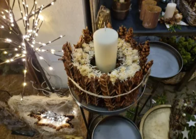 Adventskranz mit großer weißer Kerze, Blumen Rosenhammer Oetz