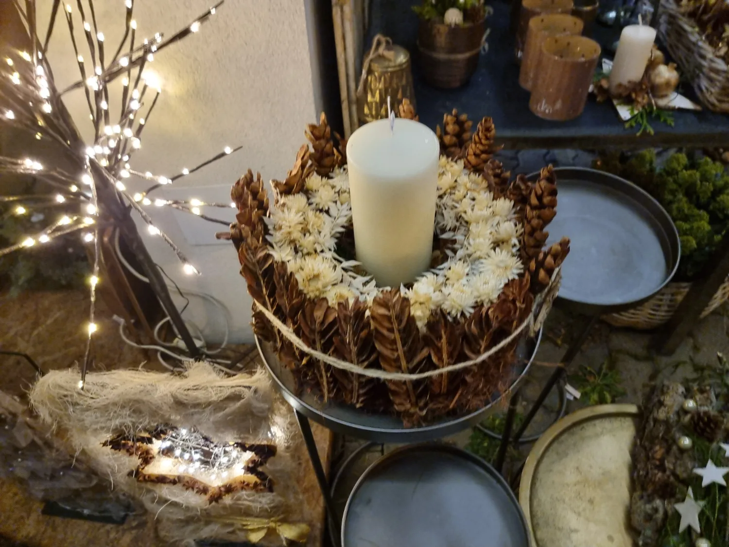 Adventskranz mit großer weißer Kerze, Blumen Rosenhammer Oetz