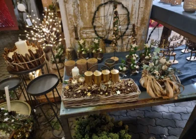 Adventskränze und Kerzen im Geschäft, Blumen Rosenhammer Oetz